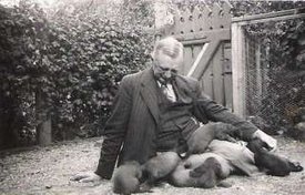 Morfar med  5 hvalpe 1940